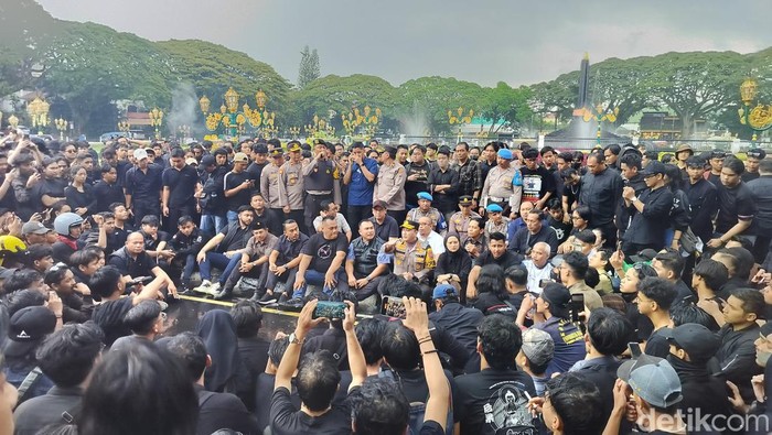 Demo mahasiswa tolak efisiensi di Kota Malang bubar setelah difasilitasi Polresta untuk bertemu ketua DPRD setempat