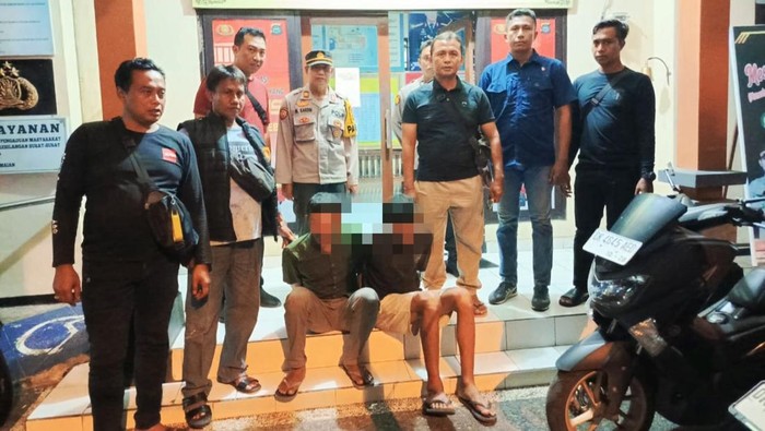 Dua pelaku Curanmor diamankan di Pelabuhan Padangbai saat hendak kabur ke NTB, Senin (17/2/2025). (dok. Polsek Kawasan Pelabuhan Padangbai)