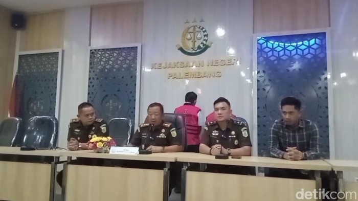 Dua tersangka kasus dugaan korupsi gratifikasi Firmansyah Putra dan Harni Rayuni