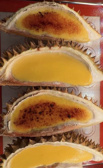 Wanita asal Amerika membuat kreasi durian brulee