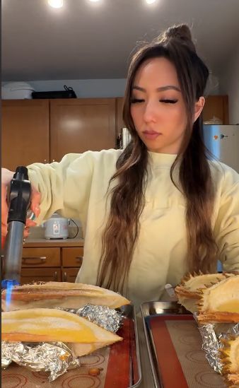 Wanita asal Amerika membuat kreasi durian brulee