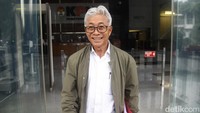 Dwi Soetjipto bergegas meninggalkan gedung KPK usai menjalani pemeriksaan di Gedung KPK, Jakarta, Selasa (18/2/2025). 