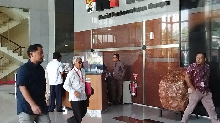 Eks Dirut Pertamina Dwi Soetjipto (kemeja putih-berkacamata)-(Kurniawan/detikcom)