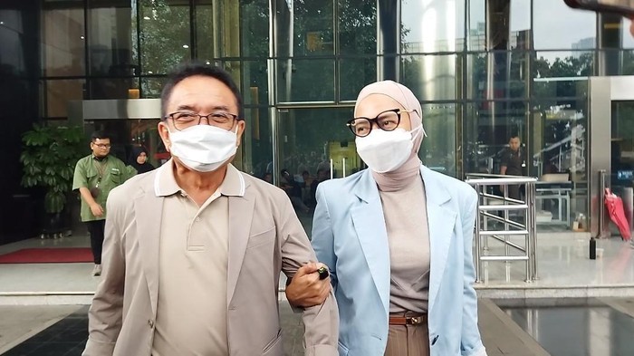 Eks Gubernur Aceh, Irwandi Yusuf bersama dengan istrinya, Fenny Steffy Burase, mendatangi gedung KPK, di Jakarta.