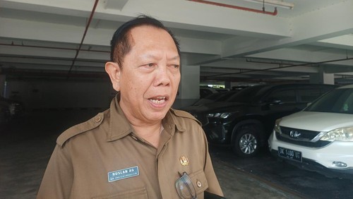 Eks Kepala Biro Setda NTB, Ruslan Abdul Gani, keluar dari Gedung Kejati NTB seusai diperiksa penyidik sebagai saksi dalam dugaan korupsi SPAM di Lombok Utara, Selasa (18/2/2025). (Edi Suryansyah/detikBali)