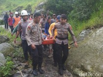 Momen Dramatis Evakuasi Pria Sleman Nyangkut Jurang 50 Meter di Gunung Merapi