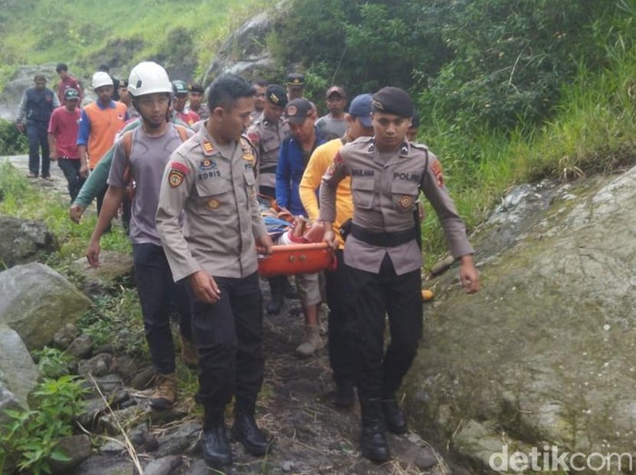 Evakuasi warga Sleman yang tersangkut di jurang alur Kali Talang, Kecamatan Kemalang, Klaten, Selasa (18/2/2025).