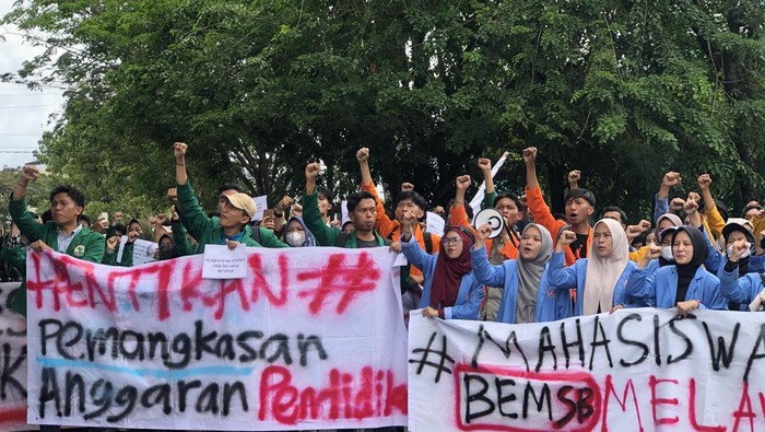Foto: Aksi unjuk rasa mahasiswa di depan Gedung DPRD Sumbar (M. Afdal Afrianto/detikSumut).
