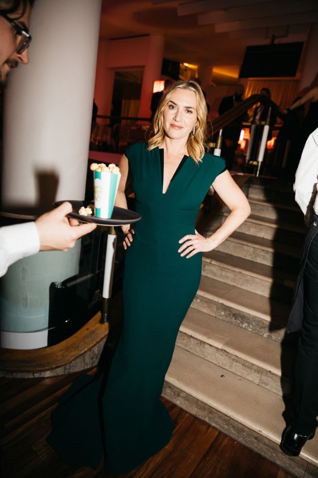 Kate tampil dengan gaya minimalis, tanpa aksesori seperti kalung atau gelang. Namun penampilannya tetap terlihat glamor berkat gaun siluet mermaid yang tampak sempurna memeluk tubuhnya. Foto: John Clark/BAFTA via Getty Images