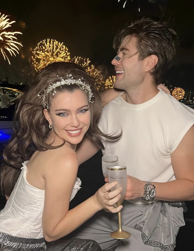 Benjor sendiri mengakui bahwa keinginannya untuk mengubah penampilan muncul saat ia mulai membuat konten untuk bisnisnya. Terbiasa berada di sekitar wanita, termasuk ibunya yang bekerja di industri kecantikan, ia pun memiliki pemahaman yang jelas tentang standar kecantikan yang ingin ia capai. Saya berpikir, Hidung saya agak bengkok, gigi saya tidak sempurna, dan itulah saat saya mulai melakukan operasi plastik, ungkap pria 28 tahun itu.  Foto: dok. Instagram @itsbenjor