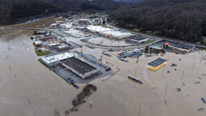 Foto Udara Banjir Luapan Sungai Terjang Kentucky AS A general view of a flooded area in Pikeville, Kentucky, U.S., February 16, 2025 in this picture obtained from social media. Justin Prater/via REUTERS THIS IMAGE HAS BEEN SUPPLIED BY A THIRD PARTY. MANDATORY CREDIT. NO RESALES. NO ARCHIVES.