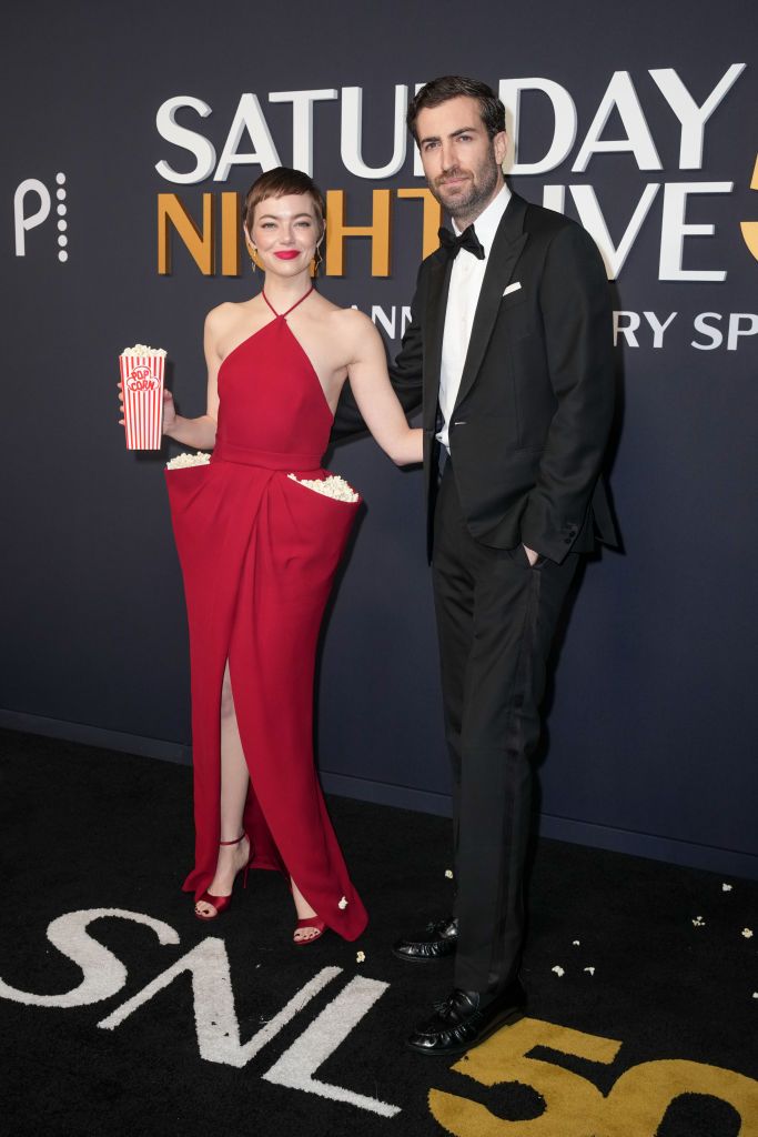 Gaya Emma Stone di SNL 50 Emma Stone, Dave McCary at SNL50: The Anniversary Special at 30 Rockefeller Plaza on February 16, 2025 in New York, New York. (Photo by John Nacion/Variety via Getty Images)