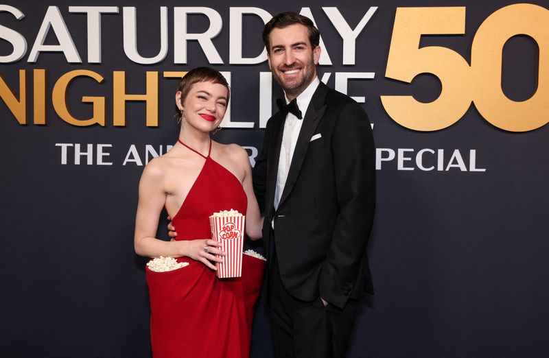 Gaya Emma Stone di SNL 50 Emma Stone and Dave McCary arrive for the Saturday Night Live 50: The Anniversary Special at 30 Rockefeller Plaza in New York City, U.S., February 16, 2025. REUTERS/Caitlin Ochs
