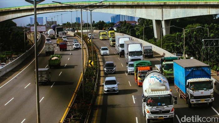 Kendaraan melintas di ruas Tol Lingkar Luar Jakarta (Tol JORR), Jakarta, Selasa (18/2/2025). Presiden Prabowo Subianto akan memberlakukan kebijakan stimulus ekonomi, salah satunya memberikan diskon tarif tol saat Lebaran 2025.