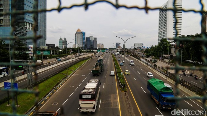 Kendaraan melintas di ruas Tol Lingkar Luar Jakarta (Tol JORR), Jakarta, Selasa (18/2/2025). Presiden Prabowo Subianto akan memberlakukan kebijakan stimulus ekonomi, salah satunya memberikan diskon tarif tol saat Lebaran 2025.