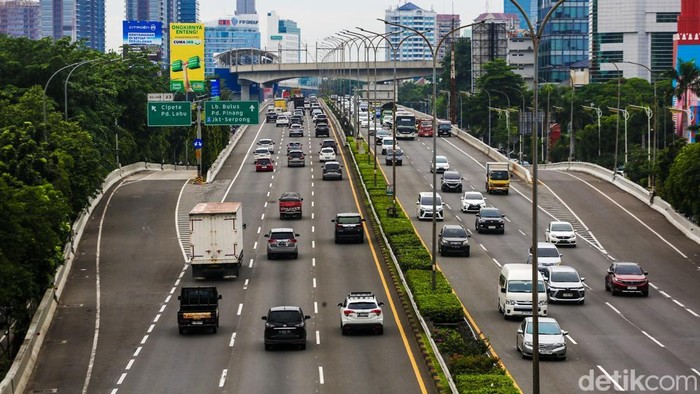 Kendaraan melintas di ruas Tol Lingkar Luar Jakarta (Tol JORR), Jakarta, Selasa (18/2/2025). Presiden Prabowo Subianto akan memberlakukan kebijakan stimulus ekonomi, salah satunya memberikan diskon tarif tol saat Lebaran 2025.
