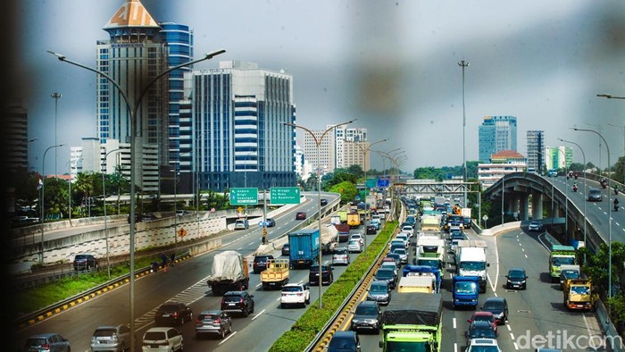 Kendaraan melintas di ruas Tol Lingkar Luar Jakarta (Tol JORR), Jakarta, Selasa (18/2/2025). Presiden Prabowo Subianto akan memberlakukan kebijakan stimulus ekonomi, salah satunya memberikan diskon tarif tol saat Lebaran 2025.