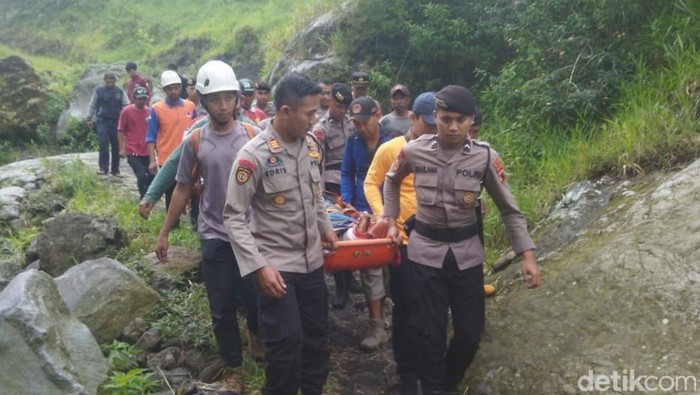 Proses evakuasi warga Kalasan, Sleman, yang tersangkut di jurang Kali Talang, Gunung Merapi wilayah Klaten, Selasa (18/2/2025).