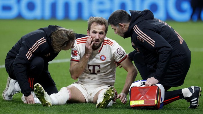 Soccer Football - Bundesliga - Bayer Leverkusen v Bayern Munich - BayArena, Leverkusen, Germany - February 15, 2025 Bayern Munichs Harry Kane receives medical attention after sustaining an injury REUTERS/Heiko Becker DFL REGULATIONS PROHIBIT ANY USE OF PHOTOGRAPHS AS IMAGE SEQUENCES AND/OR QUASI-VIDEO.