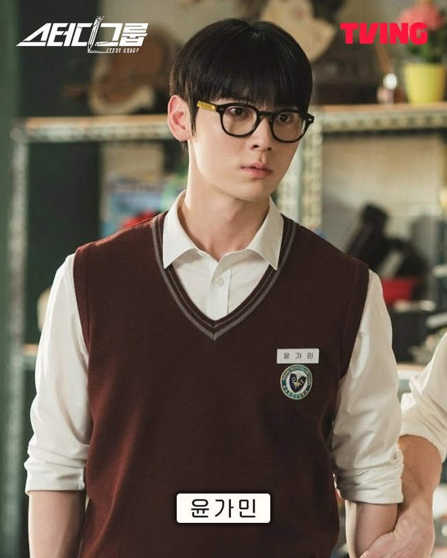 Mantan personel grup KPop NU’EST dan Wanna One, Minhyun baru-baru ini mencuri atensi dengan penampilannya di drama Korea Study Group. Penggemar juga dapat melihat aksinya di Live On, Alchemy of Souls, dan My Lovely Liar. Foto: Instagram @tving.official