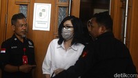 Meirizka Tannur saat memasuki ruang sidang.  
