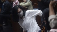 Meirizka Tannur saat memberikan kesaksian.  