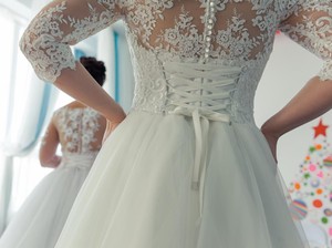 Viral Kisah Haru Pengantin Ubah Kaki Palsu Senada Dengan Gaun Pernikahan
