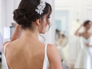 Haru! Pakai Gaun Pengantin, Wanita Ini Tempuh 2 Jam ke RS Demi Temui Ibu