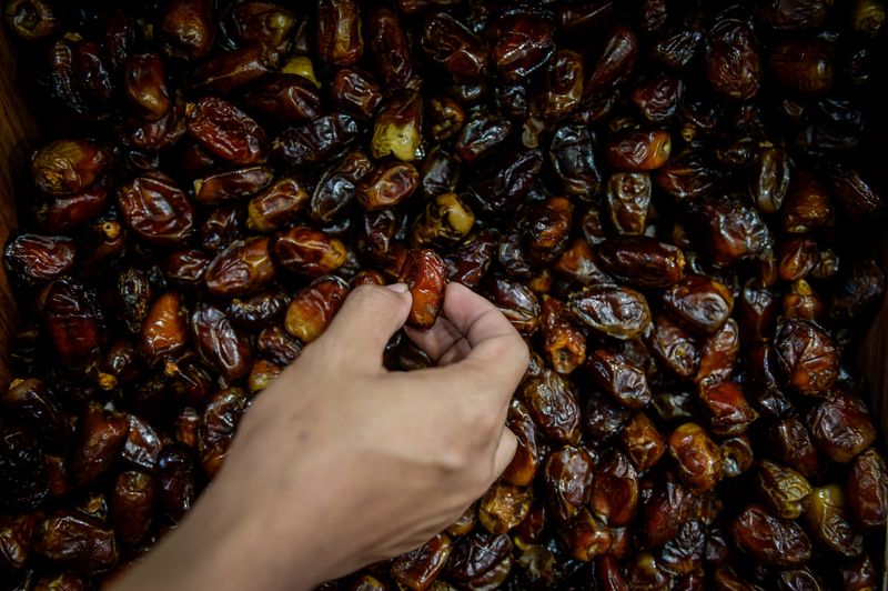 Pekerja menyusun kurma yang baru datang di gudang Asafi di Jalan Majapahit, Bandar Lampung, Lampung, Selasa (18/2/2025). Badan Pusat Statistik (BPS) mencatat, volume impor kurma Indonesia sebesar 16,43 ribu ton dengan nilai 20,68 juta dolar AS atau sekitar Rp335 miliar (kurs Rp16.200) pada bulan Januari 2025 atau dua bulan menjelang Ramadhan 2025. ANTARA FOTO/Ardiansyah/nz.