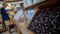 Pedagang menata buah kurma di Pasar Kemis, Kabupaten Tangerang, Banten, Senin (17/2/2025).   