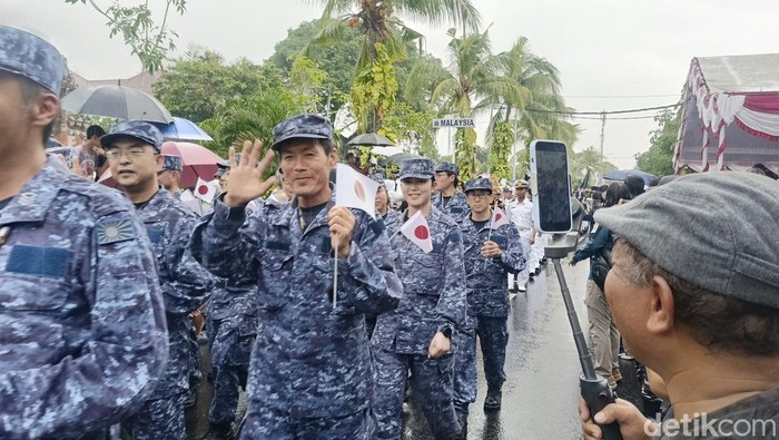 Suasana City Parade dalam rangkaian 5th Multilateral Naval Exercise Komodo 2025 Maritime Partnership for Peace and Stability berlangsung di Denpasar, Selasa (18/2/2025).