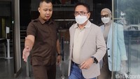 Eks Gubernur Aceh, Irwandi Yusuf bersama Steffy Burase bergegas meninggalkan gedung KPK Merah Putih, Jakarta, Selasa (18/2/2025). 