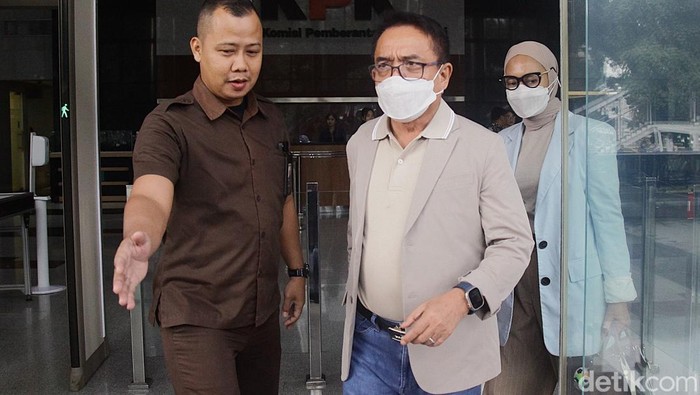 Irwandy Yusuf Gandeng Mesra Steffy Burase di KPK Eks Gubernur Aceh, Irwandi Yusuf bersama Steffy Burase bergegas meninggalkan gedung KPK Merah Putih, Jakarta, Selasa (18/2/2025).