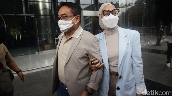 Irwandy Yusuf Gandeng Mesra Steffy Burase di KPK
