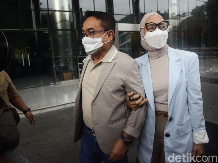 Irwandy Yusuf Gandeng Mesra Steffy Burase di KPK