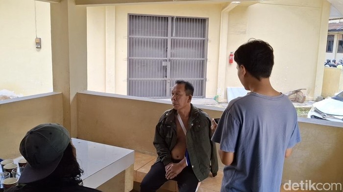 Iskandar (52) korban pembacokan yang dilakukan oleh rekannya sendiri di Ogan Ilir berharap pelaku dihukum setimpal