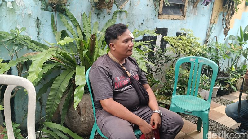 Iwan Septian, pria 32 tahun penyandang disabilitas yang dikejar-kejar suporter bola. (Rizky Adha Mahendra/detikcom)