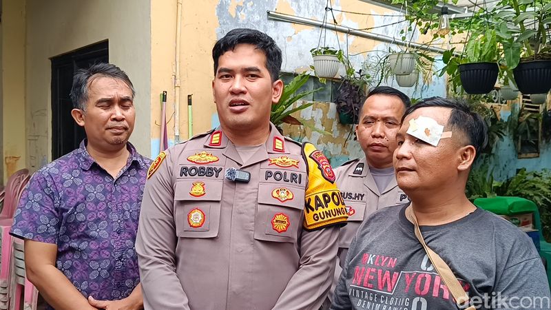 Iwan Septian, pria tunawicara yang diserang suporter bola di St Jatinegara, bersama Kapolsek Gunung Putri AKP Aulia Robby. (Rizky Adha Mahendra/detikcom)