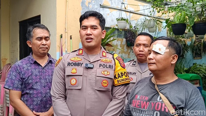 Iwan Septian, pria tunawicara yang diserang suporter bola di St Jatinegara, bersama Kapolsek Gunung Putri AKP Aulia Robby. (Rizky Adha Mahendra/detikcom)