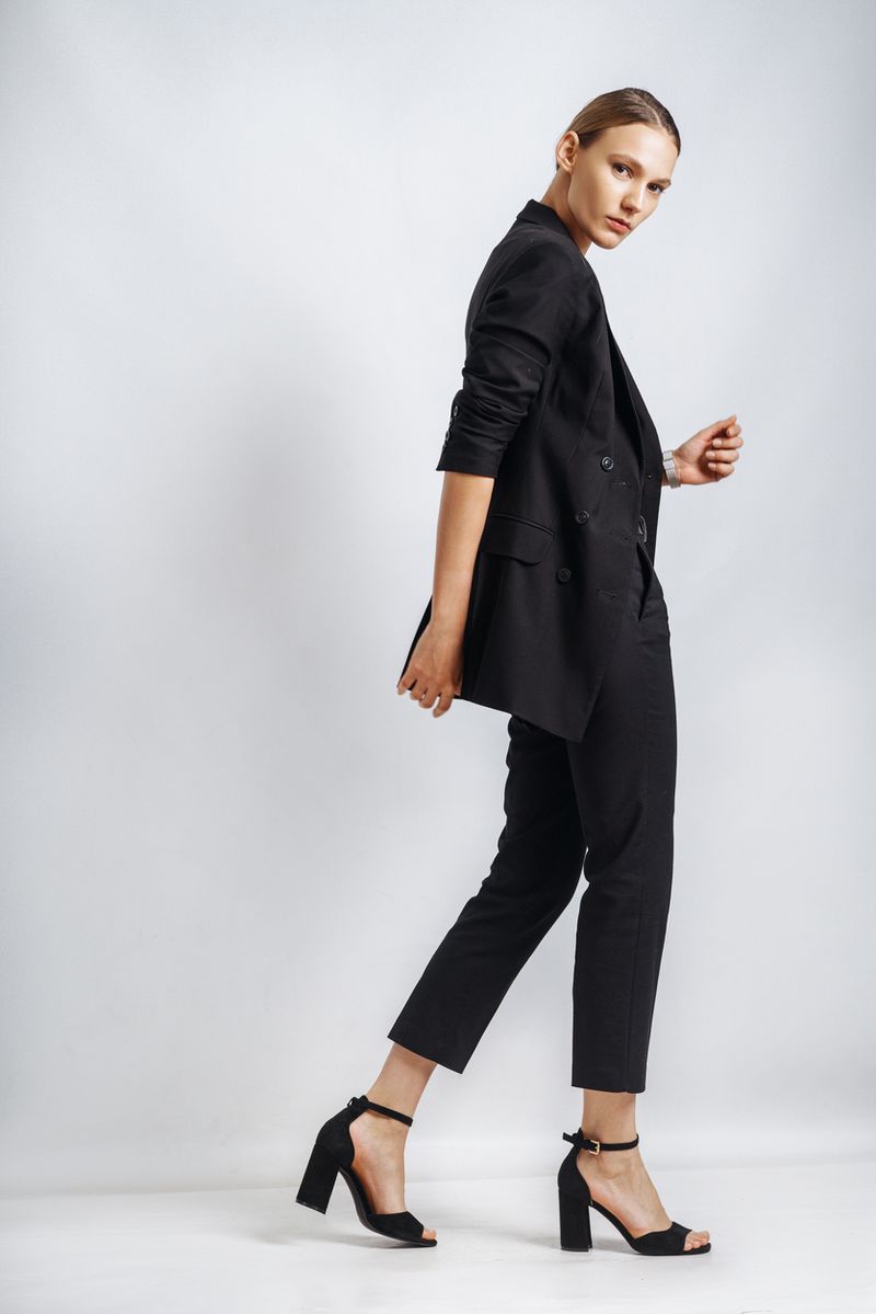 Ilustrasi wanita pakai jaket hitam.