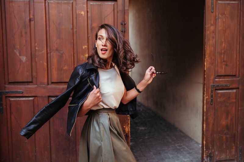 Ilustrasi wanita pakai jaket hitam.