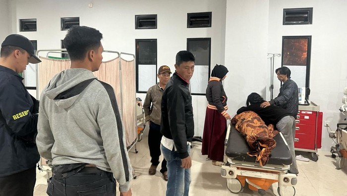 Jasad korban saat dievakuasi di rumah sakit.