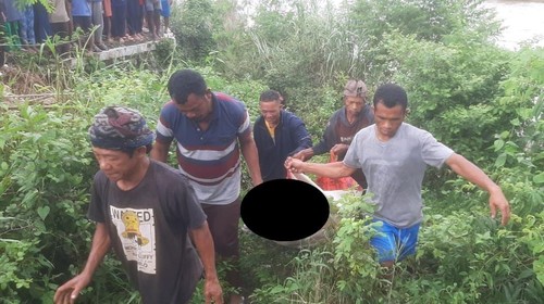 Jasad Regina Banut yang ditemukan mengapung di Sungai Wae Pesi, Kampung Nunang, Desa Salama, Kecamatan Reok, Manggarai, NTT, dievakuasi ke Rumah Sakit, Senin (17/2/2025). (Dok. Polsek Reo)