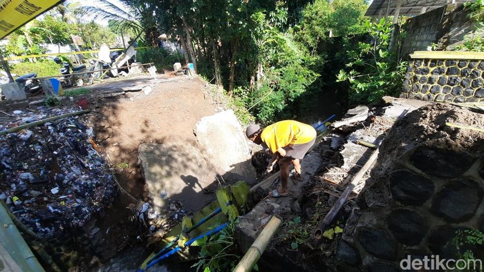 Jembatan Gunung Kokol di Desa Cikadongdong, Kecamatan Singaparna Kabupaten Tasikmalaya, Jawa Barat, ambruk.