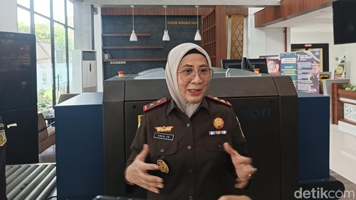 Kajati NTB Enen Saribanon saat ditemui awak media di kantornya di Mataram, Selasa (18/2/2025).