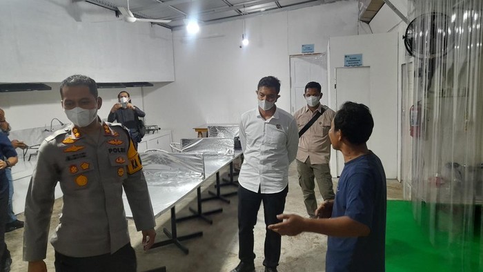 Kapolres Kabupaten Empat Lawang  AKBP Abdul Aziz Septiadi mengecek dapur MBG.