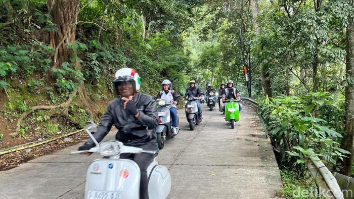 Kapolres Mojokerto AKBP Ihram Kustarto patroli budaya naik Vespa keliling 9 objek wisata sejarah.