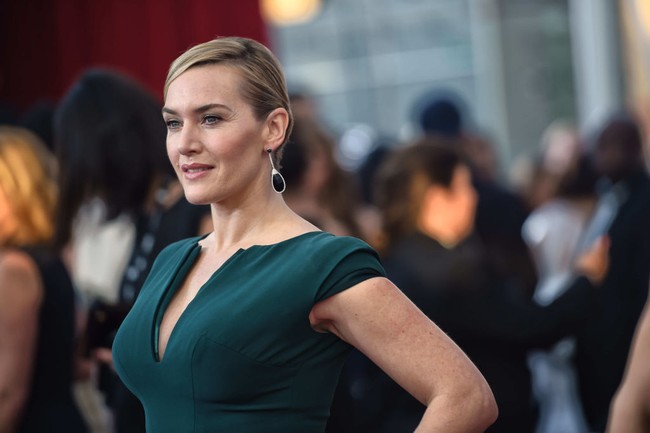 Kala itu dia tampil lebih glamor dengan rambut disanggul dan sepasang anting panjang berhiaskan berlian. Foto: MediaNews Group via Getty Images/MediaNews Group/Los Angeles Dail