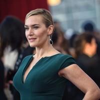 Kala itu dia tampil lebih glamor dengan rambut disanggul dan sepasang anting panjang berhiaskan berlian. Foto: MediaNews Group via Getty Images/MediaNews Group/Los Angeles Dail