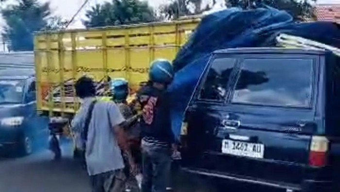 Kecelakaan adu banteng di Sampang menyebabkan 2 balita meninggal.